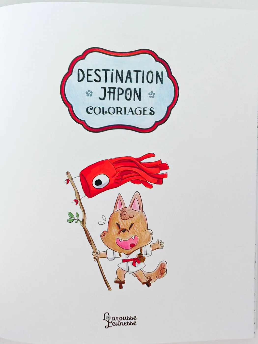 Personnage animal en kimono vert et hakama jaune avec nœud turquoise dans les cheveux — Destination Japon